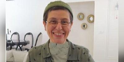 نگاهی به آپارتمان سوسن پرور که شما را عاشق دکوراسیونش می‌کند؛ ترکیب مبلمان خوشرنگ روکوکو با شمع‌هایی اروپایی و جزیره‌ای تماما مرمر! +ویدیو