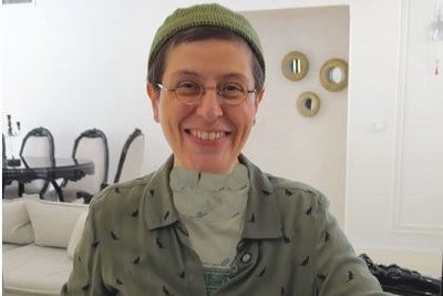 نگاهی به آپارتمان سوسن پرور که شما را عاشق دکوراسیونش می‌کند؛ ترکیب مبلمان خوشرنگ روکوکو با شمع‌هایی اروپایی و جزیره‌ای تماما مرمر! +ویدیو