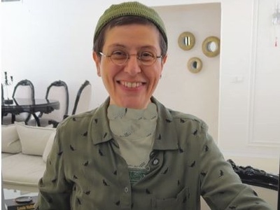 نگاهی به آپارتمان سوسن پرور که شما را عاشق دکوراسیونش می‌کند؛ ترکیب مبلمان خوشرنگ روکوکو با شمع‌هایی اروپایی و جزیره‌ای تماما مرمر! +ویدیو