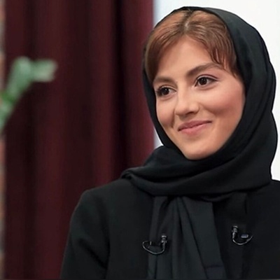 دور دور پردیس پورعابدینی، بازیگر سریالهای "آقازاده" و "گناه فرشته" به همراه خواهر پزشکش در خیابانهای تهران+ویدیو