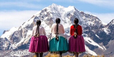 تصاویر حیرت انگیز کوهنوردان زن چولیتا با دامن های خوشگل چین چینی/به به چه رنگای شادی
