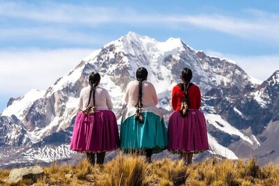 تصاویر حیرت انگیز کوهنوردان زن چولیتا با دامن های خوشگل چین چینی/به به چه رنگای شادی