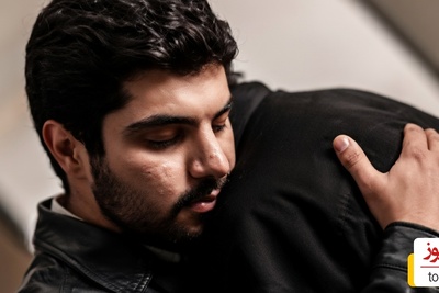 رسالتی از جنس همدردی؛ دیدار سینا مهراد با خانواده شهدای مدرسه میناب +فیلم