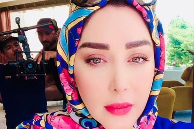 مانتوی مزونی خوشرنگ و جذاب سارا منجزی پور همه رو خیره کرد!