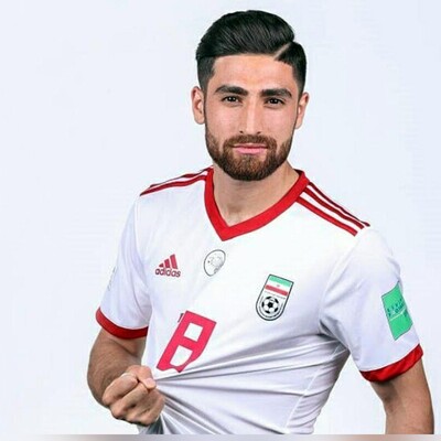 (فیلم) ماشین شیک پدر علیرضا جهانبخش، پسر با ادب فوتبال ایران/ چه پدر و مادر باکلاسی!