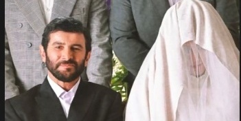 مراسم عقد امین حیایی با سرود انقلابی«خجسته باد این پیروزی» غوغا کرد؛ مدیری اونقدر به کراوات هادی کاظمی نگاه کرد که معذب شد و بازش کرد!+ویدیو