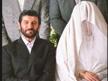 مراسم عقد امین حیایی با سرود انقلابی«خجسته باد این پیروزی» غوغا کرد؛ مدیری اونقدر به کراوات هادی کاظمی نگاه کرد که معذب شد و بازش کرد!+ویدیو