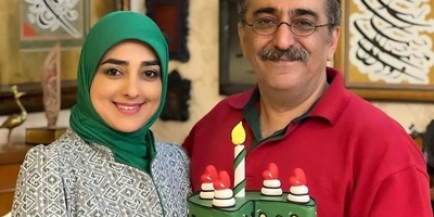 قصه عشق شهرام شکیبا: برای اولین بار که همسرم را دیدم فکر کردم یه بچه 17،18 ساله باشه (دخترم) صداش زدم! ظاهر رو که دیدم گفتم حتما باید ازدواج کنیم!ستاره سادات قطبی: از شهرام بدم می آمد!+فیلم