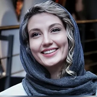 حدیث میرامینی و خانه‌ای که از تماشای آن سیر نمی‌شوید؛ از پذیرایی با چیدمان مبلمانی کاراملی و پیانو و کتابخانه‌ای خاص تا آشپزخانه‌ای مدرن و دلباز+ویدیو