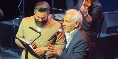 بازخوانی ترانه به یادماندنی «سوغاتی» توسط مهران مدیری در سالن اُپرا هاوس دوبی/ وقتی میای صدای پات از همه جاده ها میاد...+فیلم