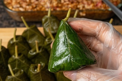 میلیون‌ها نفر این روش پیچیدن دلمه را تماشا کردند؛ دلیلش چیه؟+فیلم