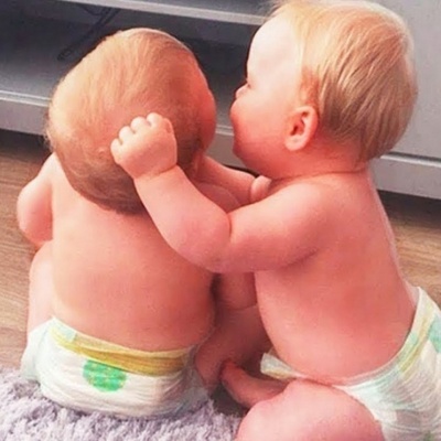 ترفند هوشمندانه و خنده‌دار مادر نمونه برای پایان دادن به کشیدن موهای همدیگه توسط دوقلوهایش+ویدیو/ خیال خودش و بچه‌هاشو راحت کرد😂