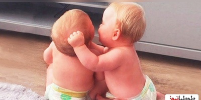 ترفند هوشمندانه و خنده‌دار مادر نمونه برای پایان دادن به کشیدن موهای همدیگه توسط دوقلوهایش+ویدیو/ خیال خودش و بچه‌هاشو راحت کرد😂