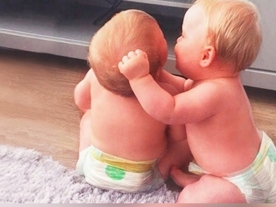 ترفند هوشمندانه و خنده‌دار مادر نمونه برای پایان دادن به کشیدن موهای همدیگه توسط دوقلوهایش+ویدیو/ خیال خودش و بچه‌هاشو راحت کرد😂