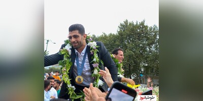 (ویدئو)  حماسه آفرینی آملی ها در استقبال باشکوه از محمد هادی ساروی، قهرمان کشتی المپیک 2024 / فک کنم کسی تو خونه نمونده😁👌