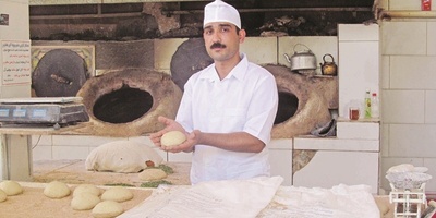 درسِ وجدان شاطر باانصاف یزدی برای تمام کاسبان؛ یکسان کردن وزن چانه‌های نان با خلاقیتی که به خرج داده+ویدئو/ دمش گرم کلی هزینه کرده که مدیون مشتری نشه👌