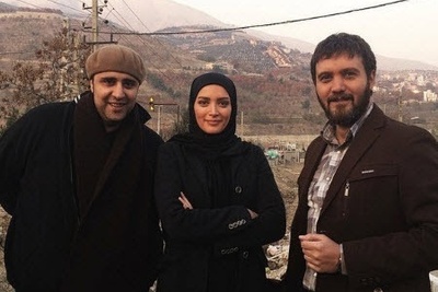 سفر با ماشین زمان؛ سلفی شیطنت آمیز کامبیز دیرباز، متین ستوده و بهنوش طباطبایی در پشت صحنه سریال میکائیل سال 1394