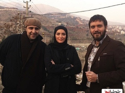 سفر با ماشین زمان؛ سلفی شیطنت آمیز کامبیز دیرباز، متین ستوده و بهنوش طباطبایی در پشت صحنه سریال میکائیل سال 1394