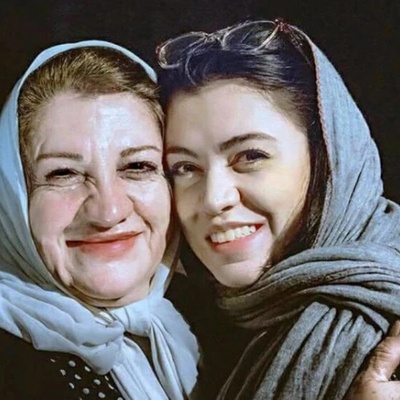 سلفی زیبای ناهید مسلمی در کنار همسر واقعی و دخترش، شیدا خلیق/ انگار ناهید مسلمی اینجا فکر میکرده جوکر تایمشه و باید شیدا رو بخندونه