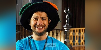 تصویر دیده نشده از علی صادقی در کودکی با چهره بامزه و بلوز آبی/ از همون بچگی نمک بودن از قیافه اش میباره+عکس