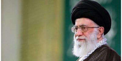 تصویری بسیار زیبا و قدیمی از جوانی آیت‌الله خامنه‌ای / خوش سیمایی رهبر انقلاب حتی در 17 سالگی