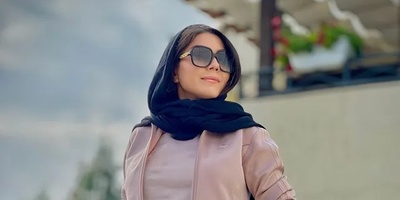 جلوه باشکوه و پرعظمت منزل آزاده زارعی بازیگر سریال آوای باران در آسمان خراش های الهیه/ مبلمان تاج دار، تابلو هنری اگزجره، گل و گیاه همیشه سبز و...