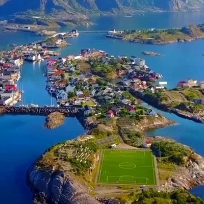 زیباترین و خاصترین زمین فوتبالی که صندلی برای تماشاچیان ندارد!+تصاویر