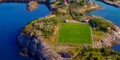 زیباترین و خاص‌ترین زمین فوتبالی که صندلی برای تماشاچیان ندارد!+تصاویر