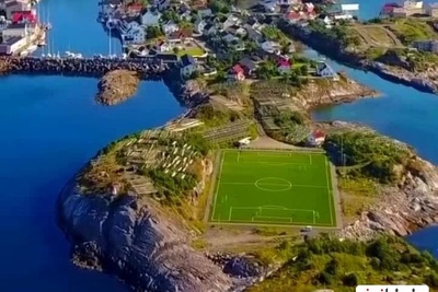 زیباترین و خاصترین زمین فوتبالی که صندلی برای تماشاچیان ندارد!+تصاویر