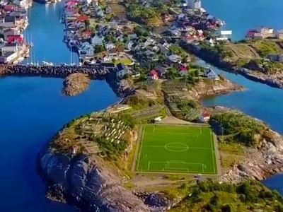 زیباترین و خاص‌ترین زمین فوتبالی که صندلی برای تماشاچیان ندارد!+تصاویر