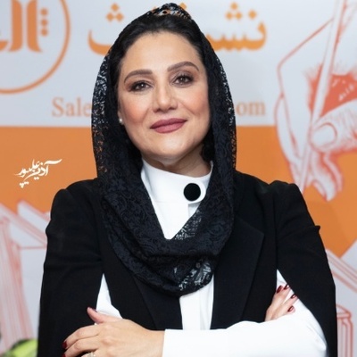 بررسی استایل کلاسیک شبنم مقدمی در جشن امضای کتابش؛ از کُتی بسیار شیک و انتخاب رنگ مشکی و سفید در استایلش تا روسری گیپور و میکاپی با طیف رنگ گرم +ویدیو