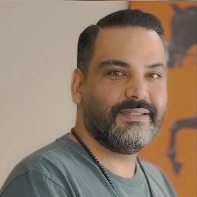 تغییر چهره عجیب احسان علیخانی با تغییر در مدل موهایش؛ تحول در قیافه مجری سابق صدا و سیما با مدل مویی که اصلا بهش نمیاد! +ویدیو