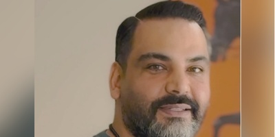 تغییر چهره عجیب احسان علیخانی با تغییر در مدل موهایش؛ تحول در قیافه مجری سابق صدا و سیما با مدل مویی که اصلا بهش نمیاد! +ویدیو