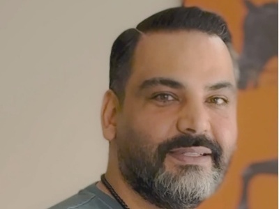 تغییر چهره عجیب احسان علیخانی با تغییر در مدل موهایش؛ تحول در قیافه مجری سابق صدا و سیما با مدل مویی که اصلا بهش نمیاد! +ویدیو