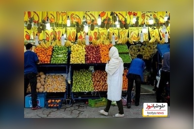 خلاقیت تحسین برانگیز میوه فروش تهرانی برای کشوندن مشتری پای خریدحماسه آفرید/ هنر نزد ایرانیان است و بس!