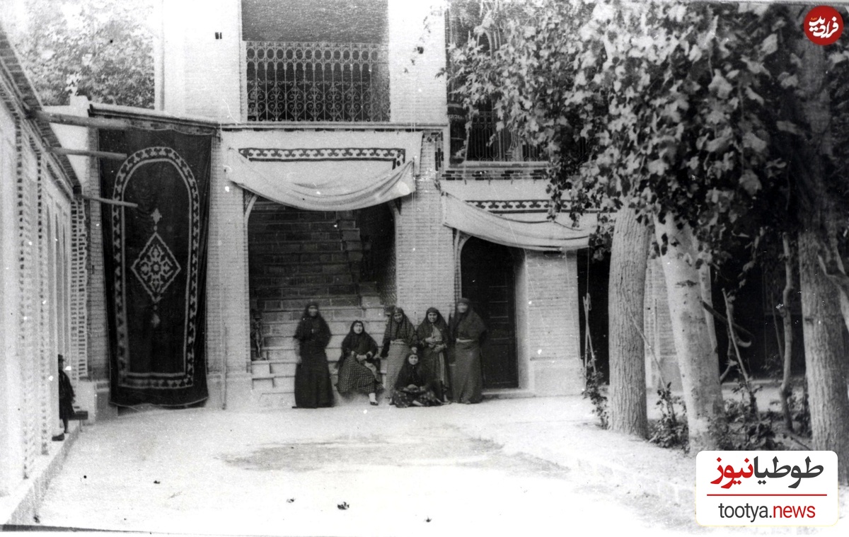 پله مرمر و گروهی از زن‌ها از نمای دورتر