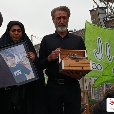 اول مهرِ بدون ماکان نصیری؛ اشک‌های مادری که به جای بدرقه فرزندش، میان آوار مدرسه به عکس او خیره شد