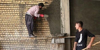 خلاقیت تحسین برانگیز اوستا بنای عاشق برای احداث ساختمان مسکونی با هزاران نامه عاشقانه به جای سیمان و آجر! تنها کسی که میتونه ادعا کنه هنرمند واقعیه+عکس