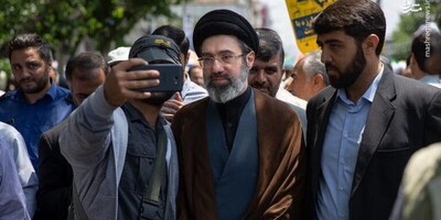 (ویدئو)تصاویر دیده نشده از حضور پر صلابت مجتبی خامنه ای پسر رهبر معظم انقلاب در جبهه جنگ!/ بسیجی با لباس خاکی در میدان جنگ