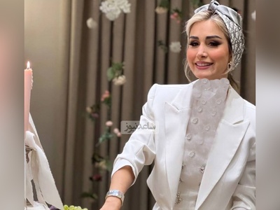 چیدمان ایرانی‌پسند میز شام سپیده بزمی‌پور، همسر شاهرخ استخری، در بلژیک به مناسبت تولد یک دوست/ از گل‌های کالباسی تا گل لاله با گوجه
