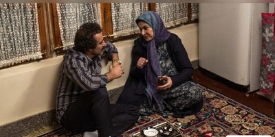 سکانس خنده دار سریال پایتخت و تحصیلات دانشگاهی هما خانم که دم به دیقه میکوبه سر شوهرش/ تحصیلات ملاک نیست مثلا من دانشجو هستم ولی نقی سیکلم نداره!😂اومد ابروشو درست کنه زد چششو کور کرد