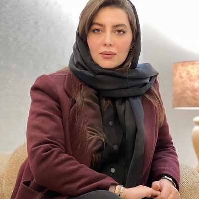 دکوراسیون گوشه ای از منزل هدیه بازوند «بازیگر سریال نون خ»مزین به انواع گل سانسوریا و شفلرا