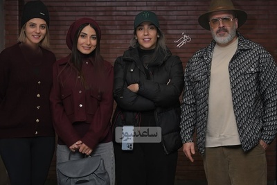 نگاهی به تیپ و استایل بازیگران ایرانی در پشت صحنه نمایش «باران اسیدی»/ مونا کرمی، سمیرا حسن پور، محسن کیایی، بهرنگ علوی، مهسا طهماسبی، سپند امیرسلیمانی، فاطیما بهارمست و...