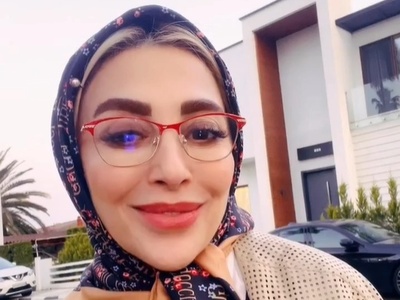 نگاهی به دکوراسیون اصیل و دلنشین خانه ویلایی ژیلا صادقی؛ از مبلمانی خوشرنگ، تابلوهایی عتیقه و فاخر،لوسترهای شاهانه و فضایی دلباز که زندگی در اینجا آدمو پیر نمیکنه!+فیلم و عکس