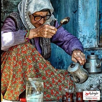 خلاقیت خنده‌دار مادربزرگ ایرانی در تعمیر قوری چایی با بطری نوشابه بازم ثابت کرد که از قدیم هنر نزد ایرانیان بوده و بس!/ دست مریزاد مادر جون