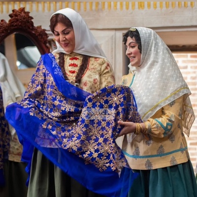 تحلیل استایل هنرمندان؛ بررسی لباس ترلان پروانه، رزیتا غفاری، ستاره اسکندری و... در سریال «بامداد خمار»؛ بازتاب پوشش زنان در اواخر قاجار و اوایل پهلوی+عکس