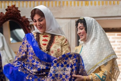 تحلیل استایل هنرمندان؛ بررسی لباس ترلان پروانه، رزیتا غفاری، ستاره اسکندری و... در سریال «بامداد خمار»؛ بازتاب پوشش زنان در اواخر قاجار و اوایل پهلوی+عکس