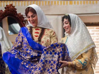 تحلیل استایل هنرمندان؛ بررسی لباس ترلان پروانه، رزیتا غفاری، ستاره اسکندری و... در سریال «بامداد خمار»؛ بازتاب پوشش زنان در اواخر قاجار و اوایل پهلوی+عکس