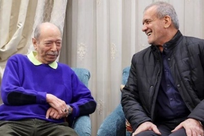 نگاهی به دکوراسیون خانه علی نصیریان در شبی که میزبان پزشکیان و دخترش بود؛ از مبلمانی همرنگ با فرش تا پذیرایی با هندوانه و زولبیا بامیه همراه با آوازخوانی آقابزرگ سینما برای رئیس‌جمهور