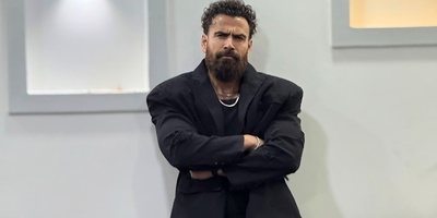 (فیلم) تیپ  رسمی معین زد در کنسرتش بعد جنجال و انتقاد مردم به لباس و کفش عجیبش؛ الان تیپ آقا منش زده!